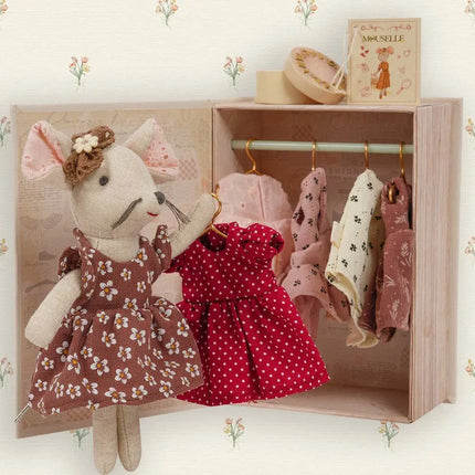 Mouselle - A mouse with her own wardrobe