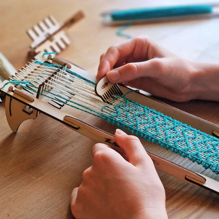 Bracelet weaving kit - Pop Out Projects